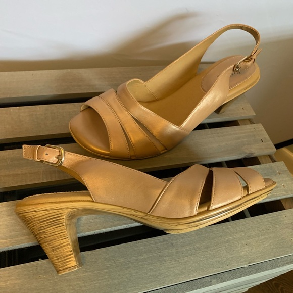 Soft spots leather sandals with 3” heels size 11WW, navy and camel - Picture 9 of 12